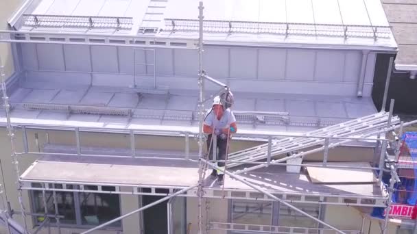Images Aériennes Rapprochées Ouvrier Construction Volant Reculons Pour Révéler Projet — Video
