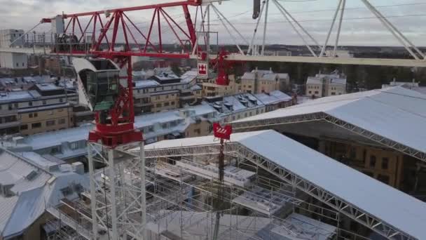 K新しい建設現場に持ち上げるタワークレーンを示す空中映像 — ストック動画