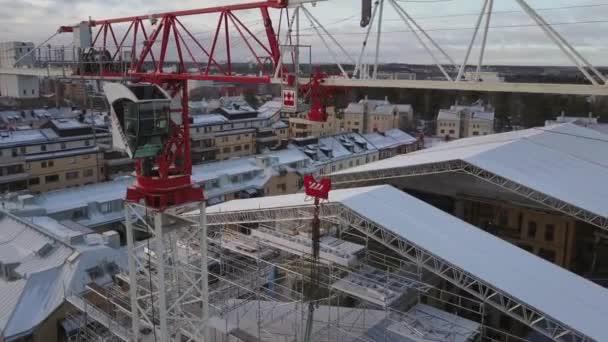 Imágenes Aéreas Que Muestran Una Grúa Torre Elevándose Sobre Una — Vídeo de stock