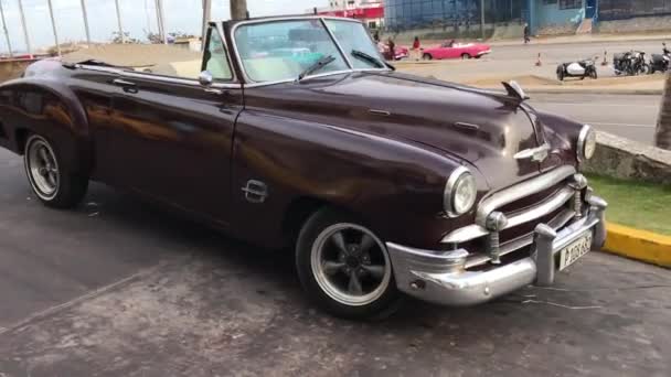Старые Автомобили Улицы Кубы Гавана — стоковое видео