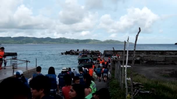 관광객들 은배를 부두를 걷는다 바스코 저격당하다 필리핀 바타네스 — 비디오