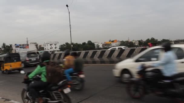 Koyambedu桥附近交通中移动车辆的低光手持未经编辑的镜头 — 图库视频影像