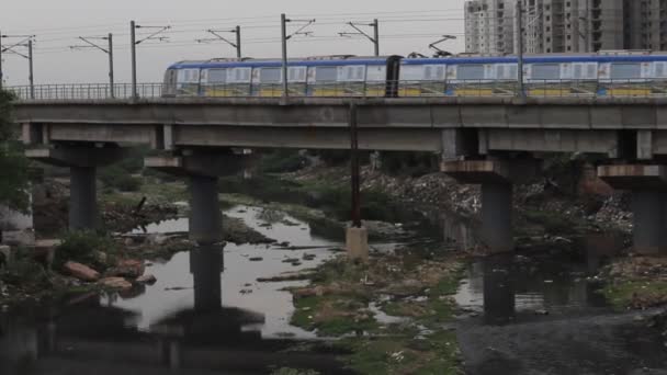 Images Inédites Train Métro Déplaçant Prenant Tour Tour Sur Pont — Video