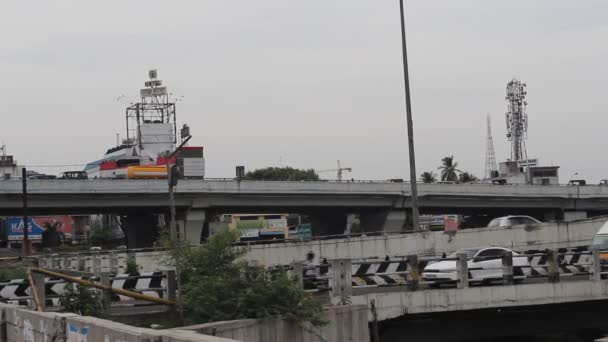 Ungeschnittene Aufnahmen Bewegter Fahrzeuge Straßenverkehr Der Nähe Der Koyambedu Brücke — Stockvideo