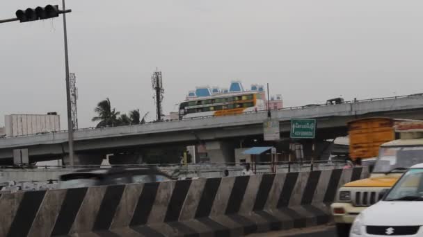 Koyambedu Köprüsü Yakınlarındaki Trafikte Hareket Halindeki Araçların Kameralı Düzenlenmemiş Görüntüleri — Stok video
