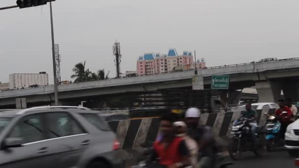 Koyambedu Köprüsü Yakınlarındaki Trafikte Hareket Halindeki Araçların Kameralı Düzenlenmemiş Görüntüleri — Stok video