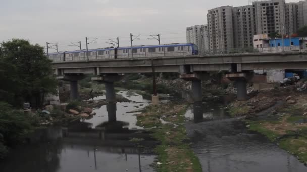 Ruční Neuklizené Záběry Vlaku Metro Viděného Pohybu Střídavě Mostě Postaveném — Stock video
