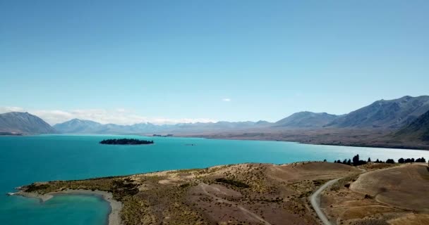 背後には素晴らしい色と山を持つテカポ湖の空中 — ストック動画