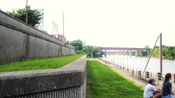 Een Rivier Mijlpaal Van Reusachtige Grasachtige Trappen Nashville — Stockvideo