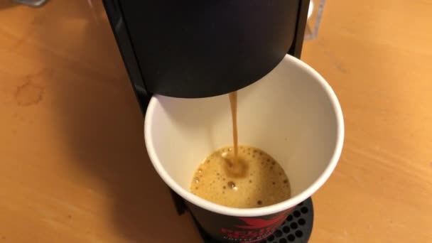 Kaffee Aufbrühen Bei Der Arbeit Aus Nächster Nähe — Stockvideo