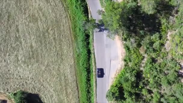 프랑스 프로방스에서 도로를 따라가는 드론이 최고의 — 비디오