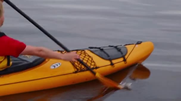 Man Kayaking Στη Λίμνη Της Σουηδίας — Αρχείο Βίντεο