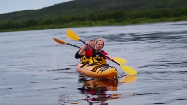 Sledování Předávání Dvou Mužů Tandem Kayak Švédsku — Stock video