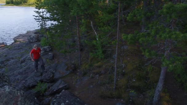 Rybář Kráčející Podél Peřejí Švédsku — Stock video