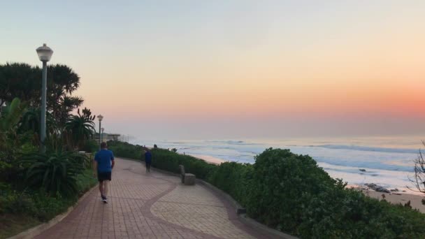 Män Håller Sig Form Tar Promenad Längs Strandpromenad Medan Solen — Stockvideo