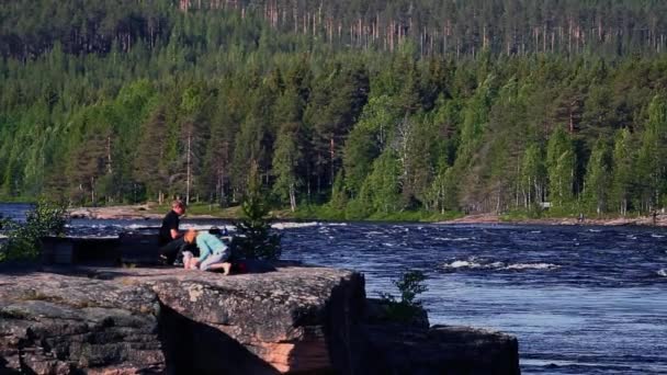 Άνδρας Και Γυναίκα Αλιεία Κατά Μήκος Ορμητικά Στη Σουηδία Δάσος — Αρχείο Βίντεο