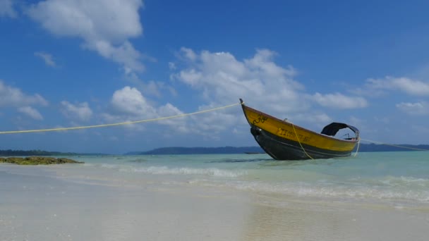 Een Slow Motion Beelden Van Golven Die Neerstorten Een Strand — Stockvideo