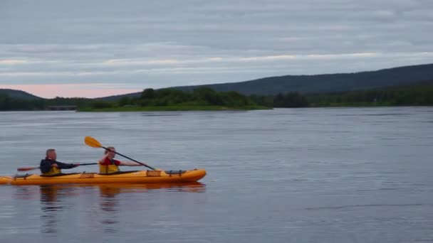 Två Män Paddlar Tillsammans Sjön Sverige Vid Solnedgången — Stockvideo