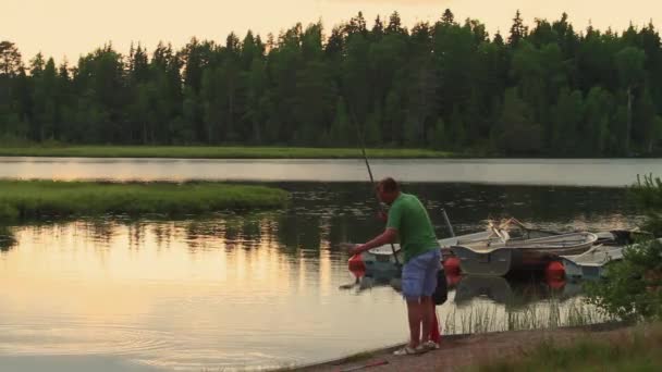 Pai Isca Gancho Para Filha Lago Por Barco Suécia Wide — Vídeo de Stock
