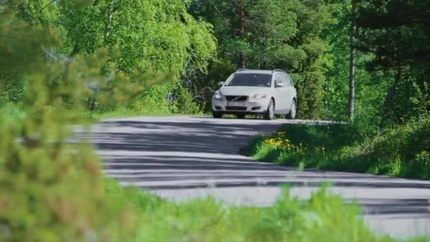 Auto Projíždí Švédskou Krajinou Směrem Kameře — Stock video