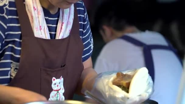 Mujer Haciendo Plato Gao Bao Mercado Callejero Taipei — Vídeo de stock