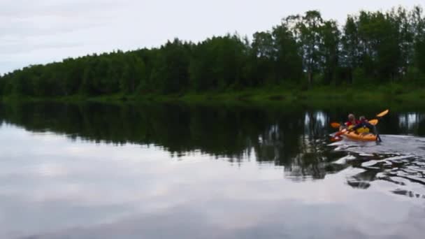 Volgen Passeren Van Two Men Tandem Kayak Zweden — Stockvideo