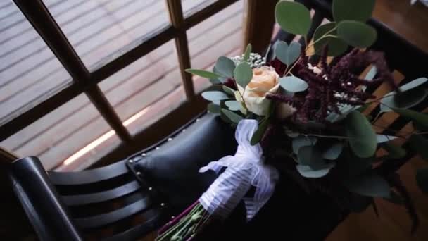 Viewing Beautiful Bouquet Roses Wooden Bench Bride Front Window — Stock Video