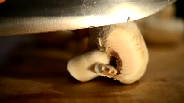 Corte Champinhons Uma Tábua Pão Madeira Com Uma Faca Ferro — Vídeo de Stock