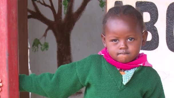 Porträt Zweier Sehr Junger Afrikanerinnen Die Einer Kleinen Schule Vor — Stockvideo