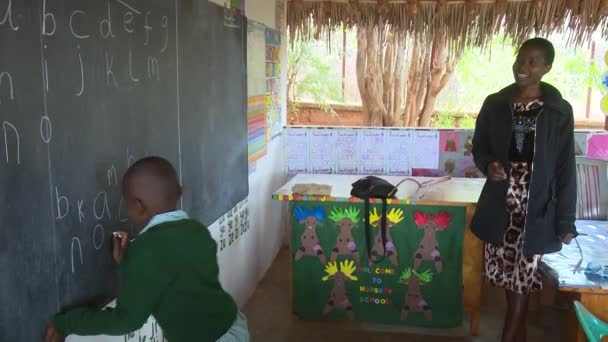 Afrikaanse Kinderen Leren Alfabet Met School Teacher Een Kleine Leuke — Stockvideo