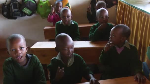 Küçük Güzel Bir Okulda Küçük Bir Afrikalı Çocuğa Alfabe Öğreniyor — Stok video