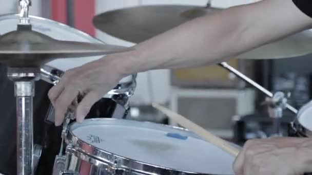 Schlagzeuger Stimmt Snare Drum Vor Einer Show — Stockvideo