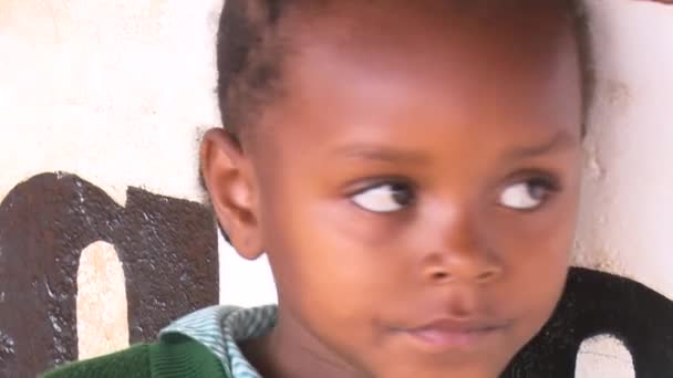 Retrato Jovem Menina Africana Olhando Para Câmera Comer Perto Uma — Vídeo de Stock