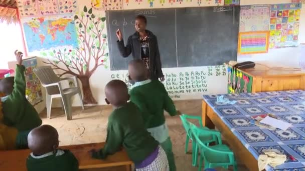 Happy Kids Leren Alfabet Met School Teacher Een Kleine Leuke — Stockvideo