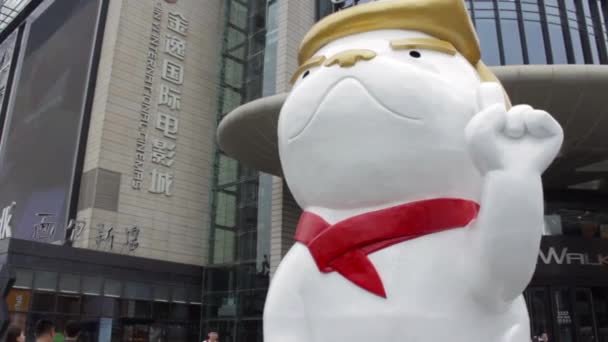 Shot Præsident Trump Statue Foran Beimi Indkøbscenter Taiyuan Shanxi Kina – Stock-video