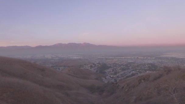 Dron Disparó Sobre Desfiladero Mostrando Chino Hills Atardecer — Vídeo de stock