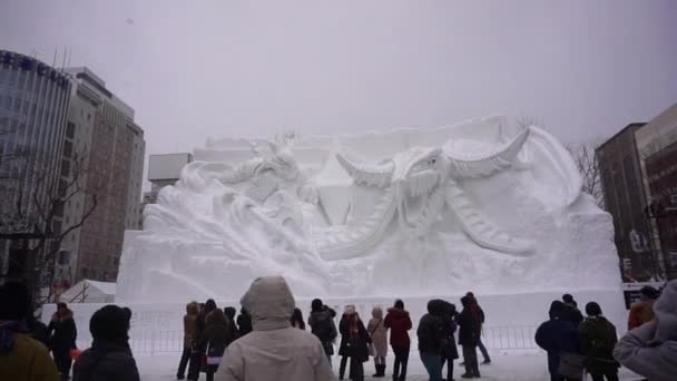 Sneeuw Ijssculptuur Van Een Draak Met Mensen — Stockvideo