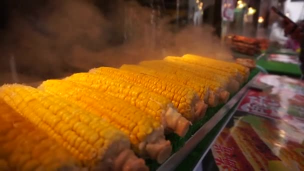 Nahaufnahme Von Frisch Gekochtem Mais Auf Den Kolben Mit Dampf — Stockvideo