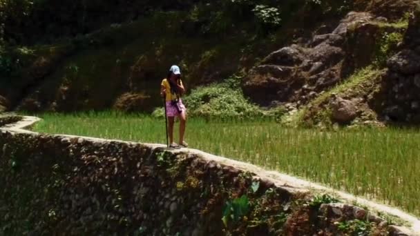 Güneşli Bir Günde Elinde Sopayla Batad Rice Terasları Nda Yürüyen — Stok video