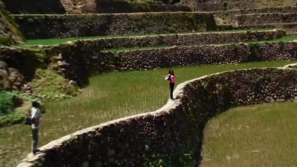Een Jonge Vrouw Poseert Een Wandelpad Batad Rice Terraces Ifugao — Stockvideo