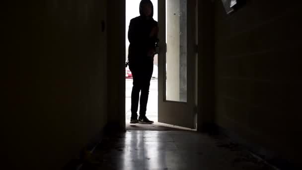 Hombre Caminando Por Callejón Ladrillo Oscuro — Vídeos de Stock