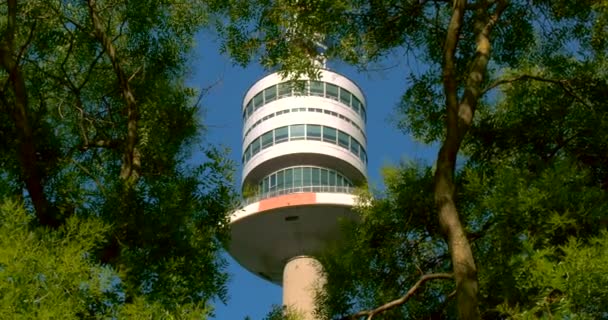 Danúbio Torre Através Buraco Nos Folhetos — Vídeo de Stock