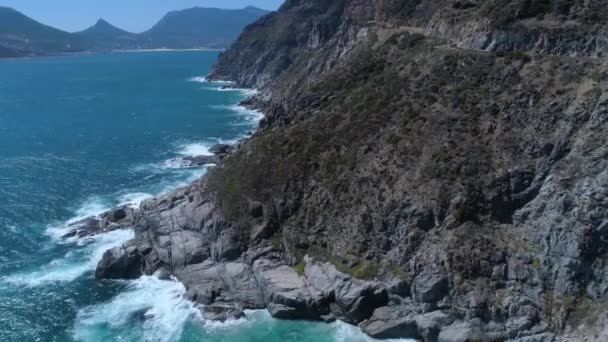 Drone Voando Acima Costa Dramaticamente Acidentada Península Cabo Chapman Peak — Vídeo de Stock