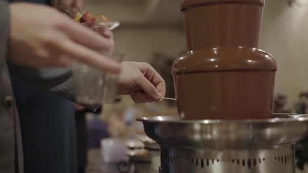 Sumergiendo Una Fresa Una Fuente Chocolate — Vídeos de Stock