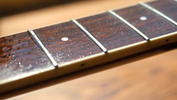 Limpieza Engrasado Músicos Con Mástil Cuerpo Guitarra Acústica — Vídeos de Stock