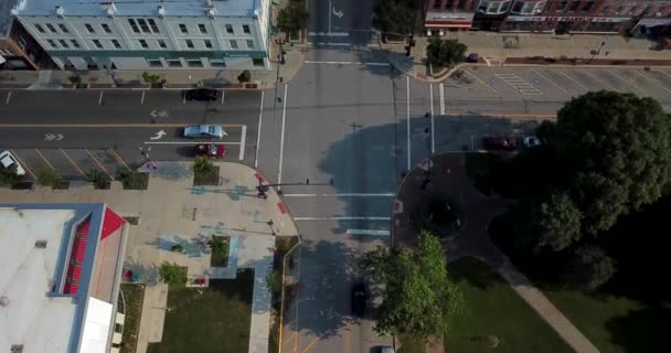 Drönare Video Huvudgatan Genom Hela Amerikanska College Stad Med Pan — Stockvideo