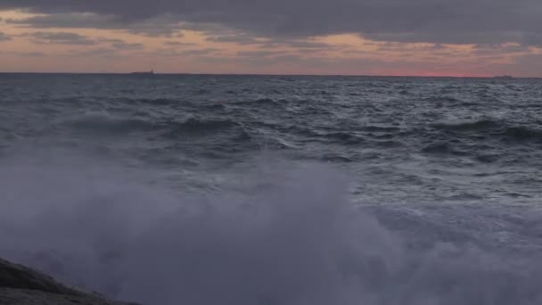 Océano Agitado Atardecer Débil Silueta Los Buques Carga Fondo Las — Vídeos de Stock