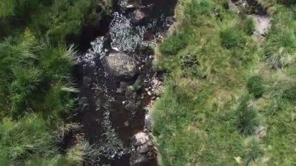 Birdseye Fechar Rastreamento Aéreo Para Frente Rio Rochoso Seguindo Jusante — Vídeo de Stock