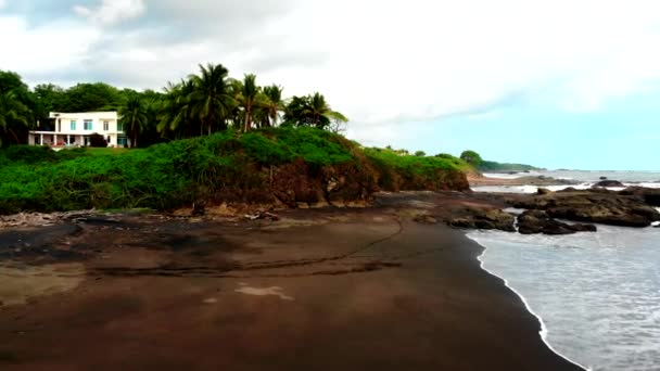 Imagens Drones Costa Pacífico Com Paisagem Tropical Verde Casas Espalhadas — Vídeo de Stock