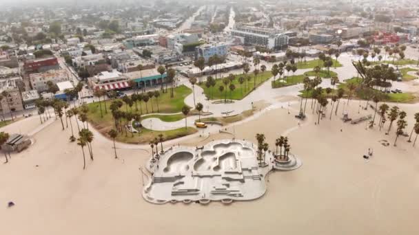 Luftoverflyvning Kigger Ned Venice Beach Den Berømte Betonskatepark Ligner Sandet – Stock-video